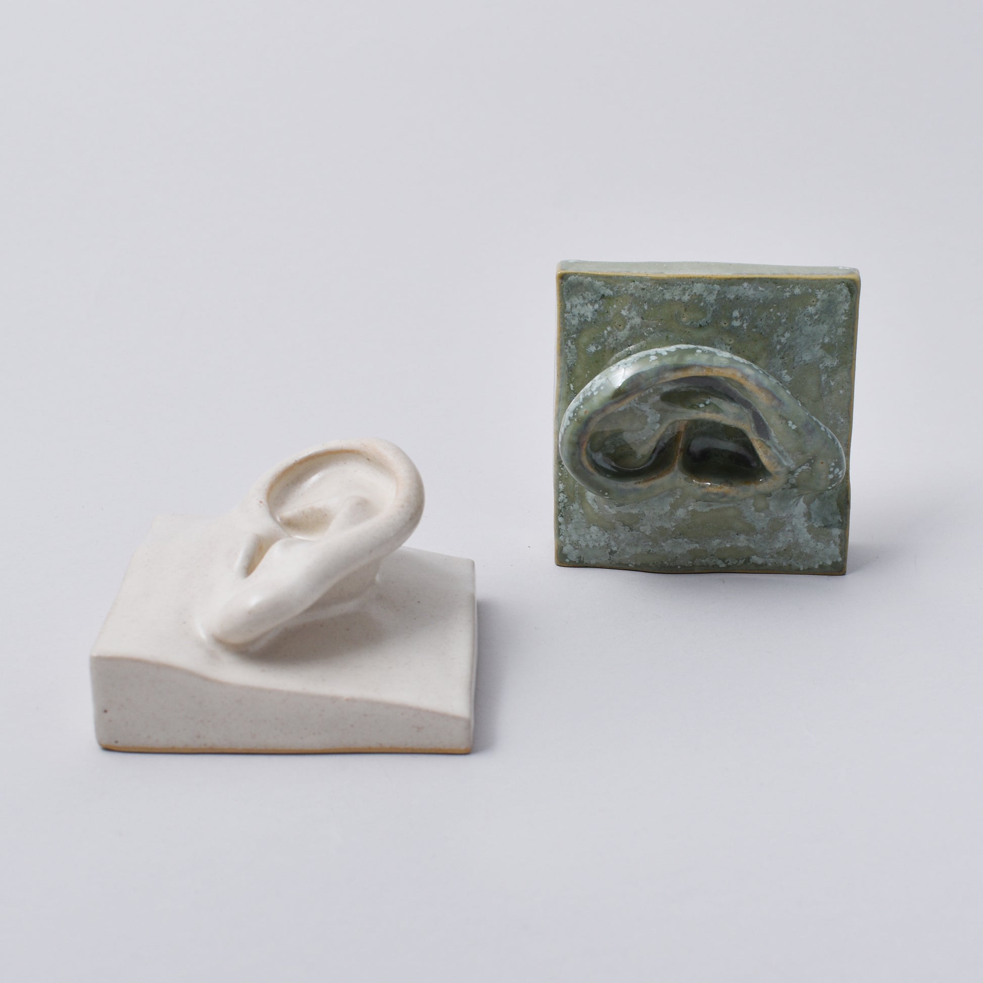 vit och grön skulptur föreställande ett öra i Nationalmuseum Shop