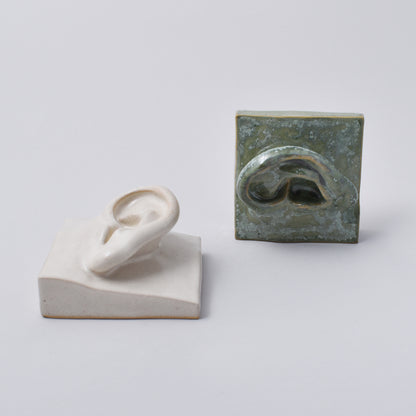 vit och grön skulptur föreställande ett öra i Nationalmuseum Shop