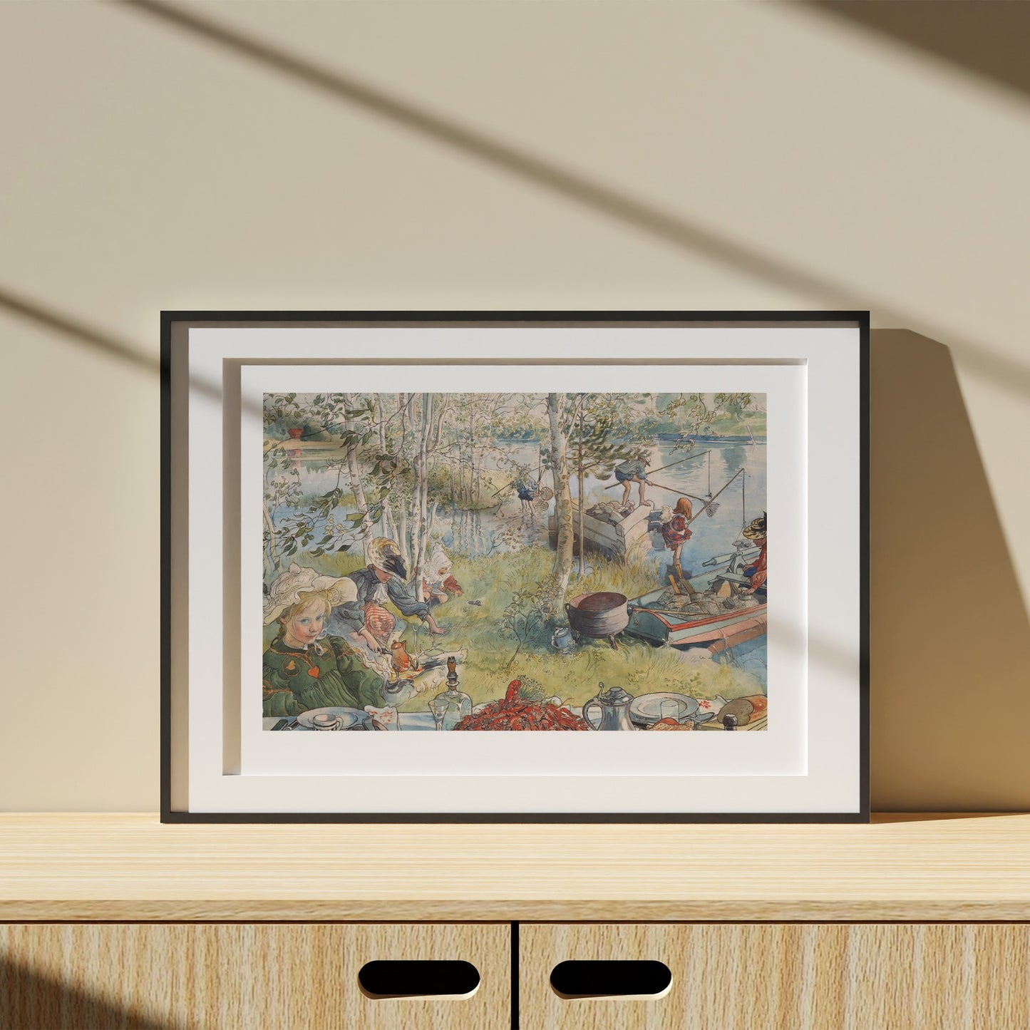 Poster i svart ram med Carl Larssons Kräftfångst från Nationalmuseum