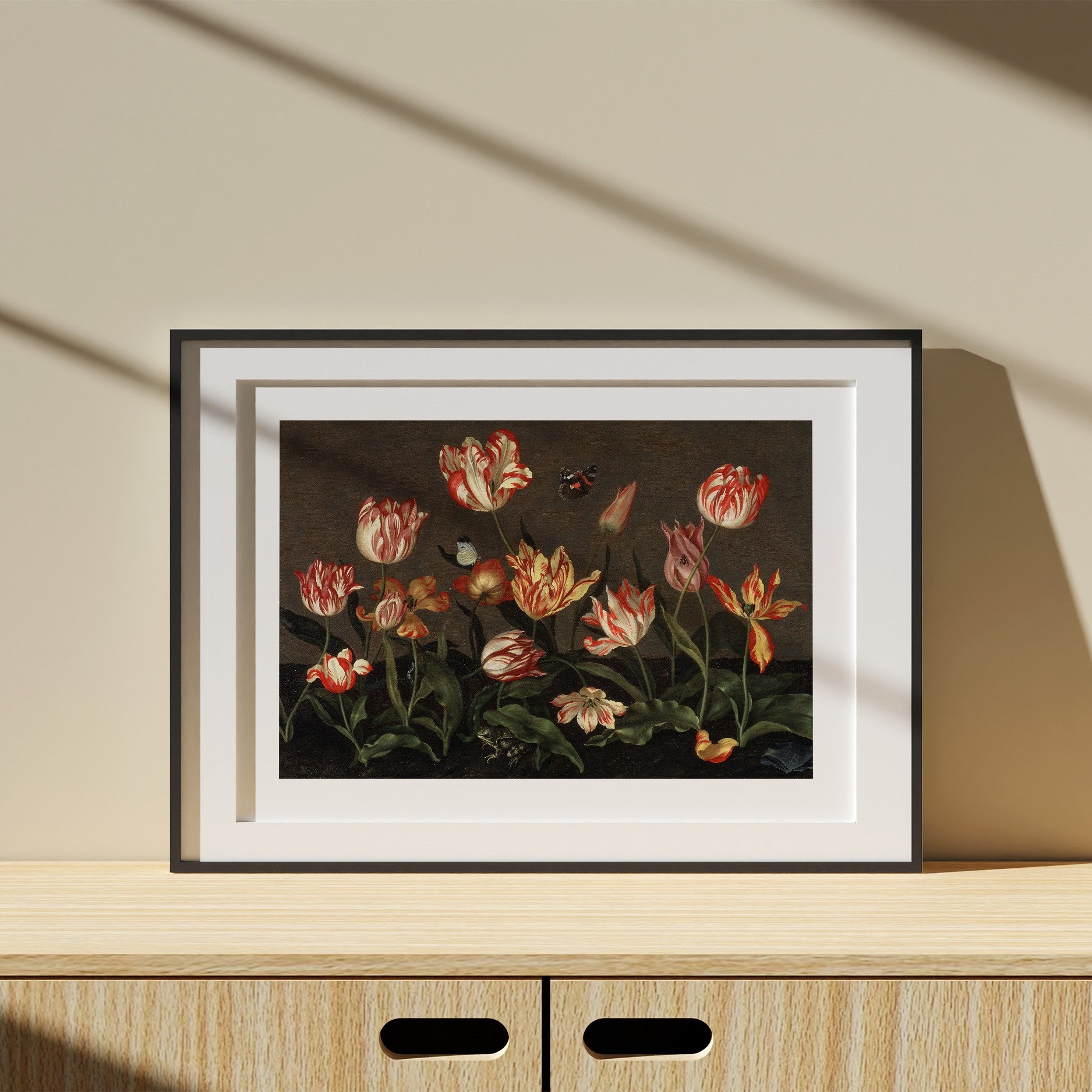 Poster i svart ram med tulpaner från Nationalmuseum