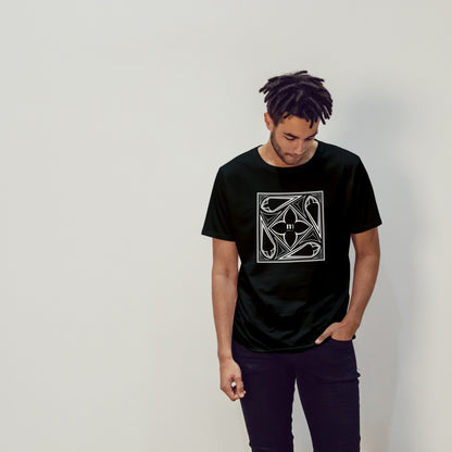 ung man i svart t-shirt med vitt mönster inspirerat av utställningen Romantiken på Nationalmuseum. Design: Amanda Wendelius Nyström