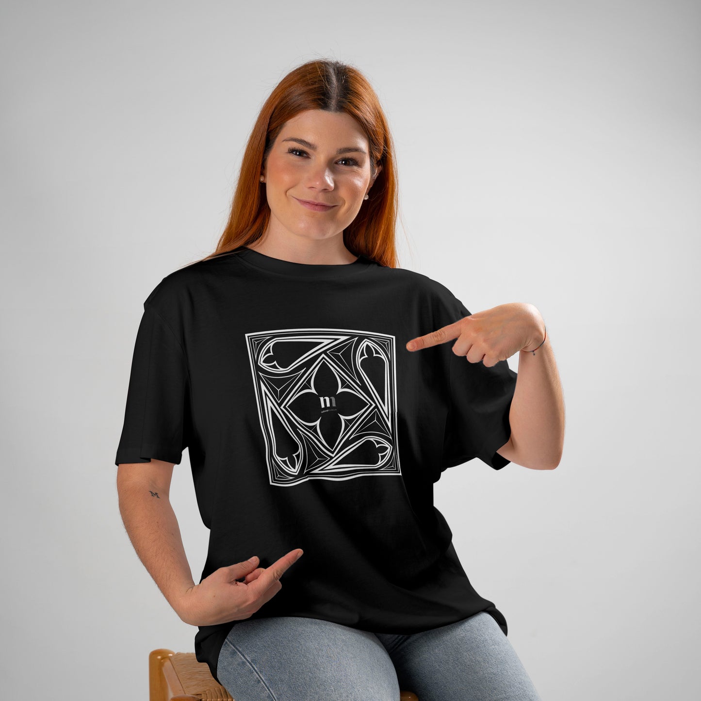 ung kvinna i svart t-shirt med mönster designat av Amanda Wendelius Nyström för utställningen Romantiken på Nationalmuseum
