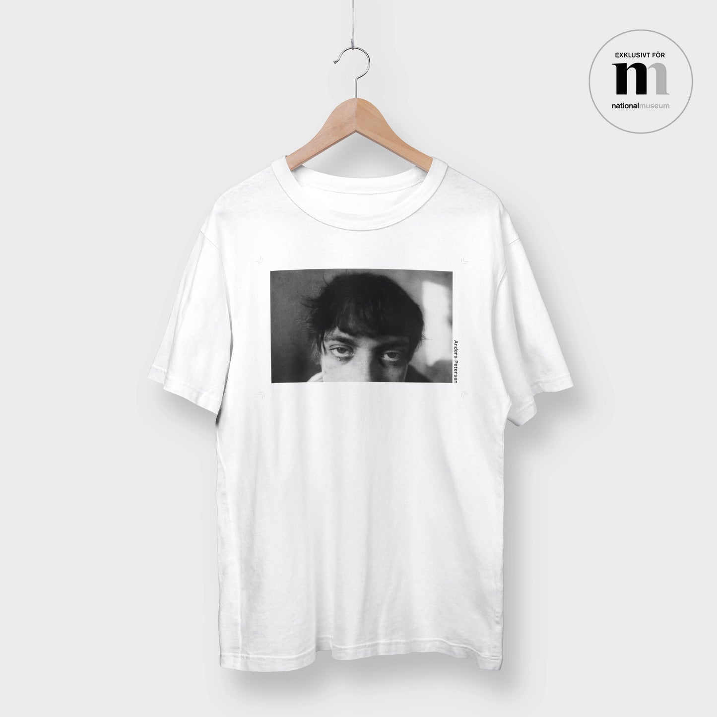 vit t-shirt med svartvitt fotografi av Anders Petersen från Nationalmuseums utställning The Left Shore