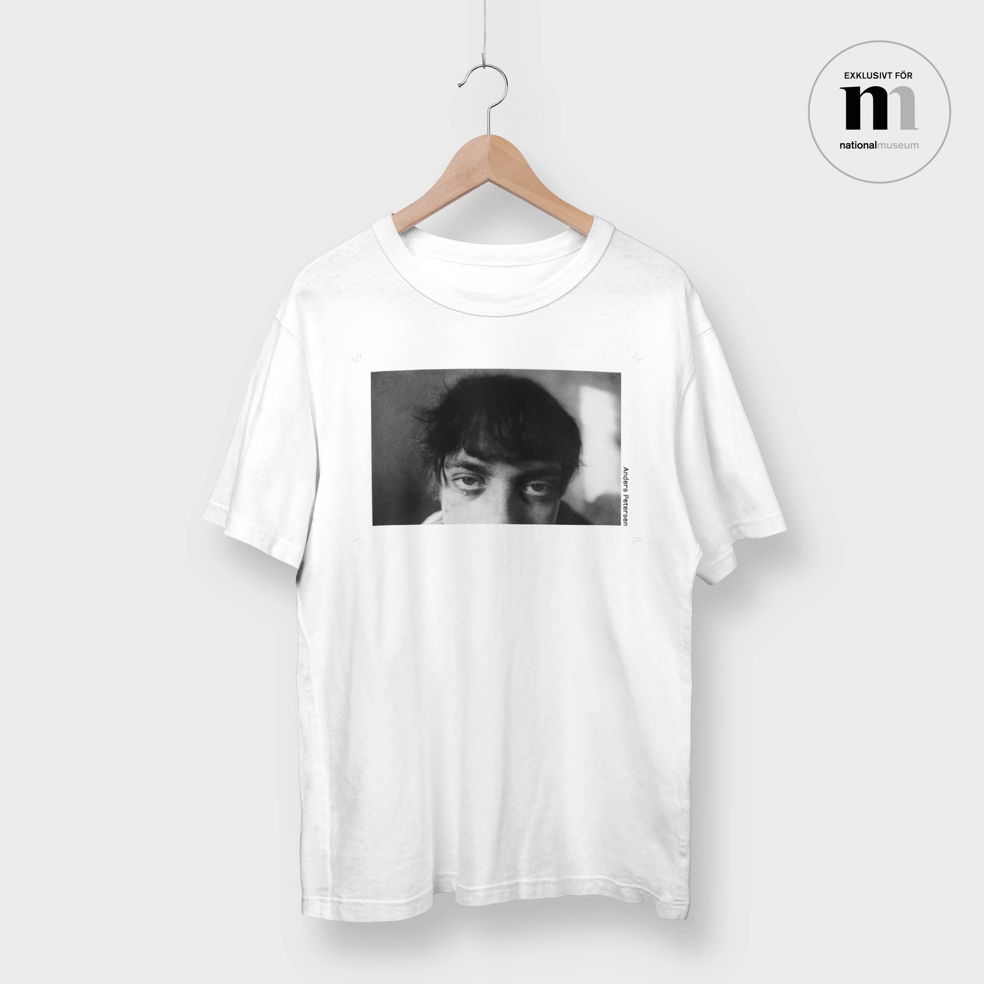 vit t-shirt med svartvitt fotografi av Anders Petersen från Nationalmuseums utställning The Left Shore