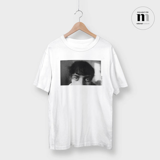 vit t-shirt med svartvitt fotografi av Anders Petersen från Nationalmuseums utställning The Left Shore