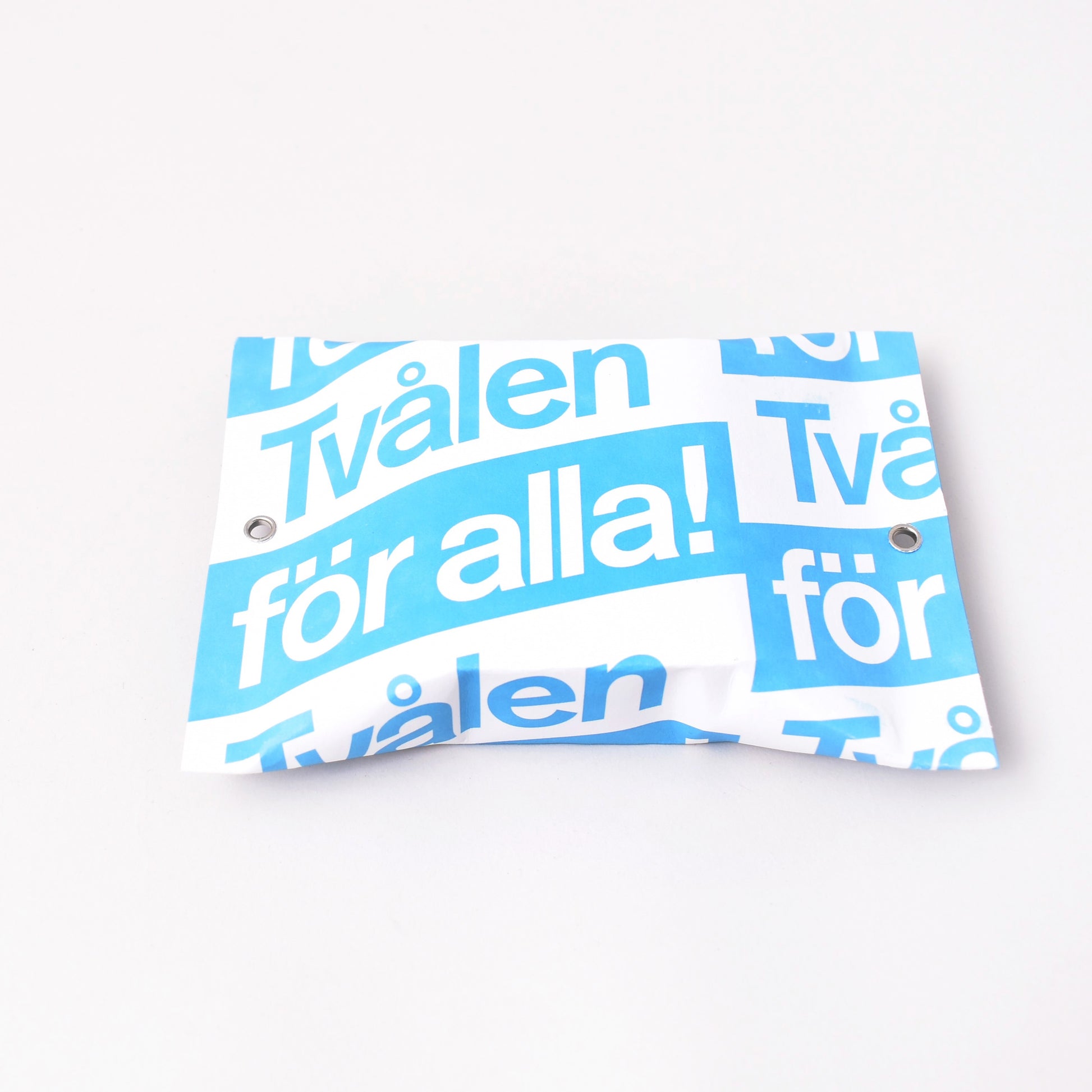 Vit och blå förpackning till tvålen med doft av nytvättat linne