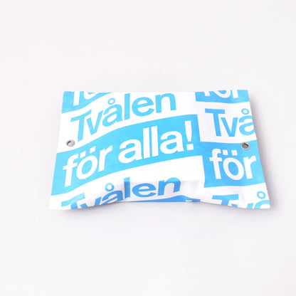 Vit och blå förpackning till tvålen med doft av nytvättat linne