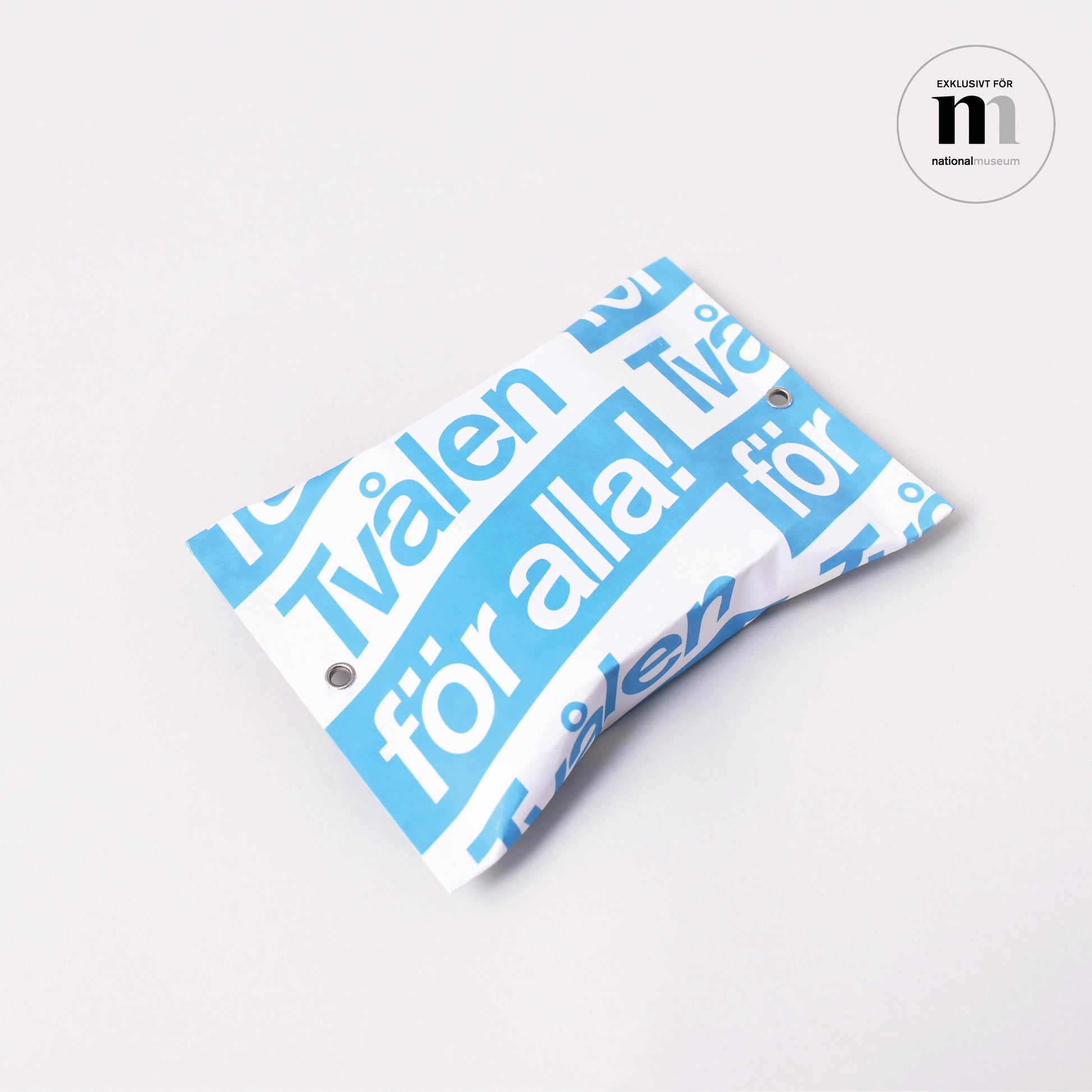 blå och vit tvål från NAtionalmuseums utställning Badrum för alla på Gustavsbergs Porslinsmuseum