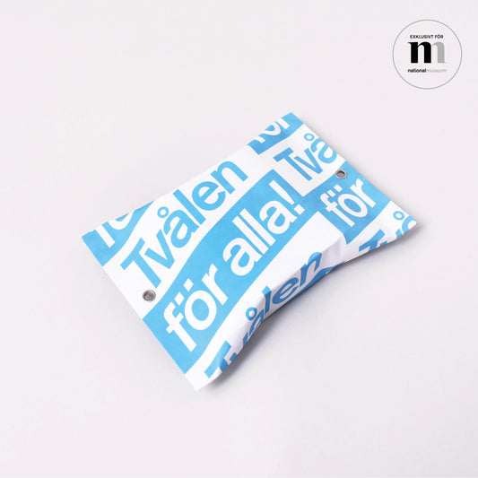 blå och vit tvål från NAtionalmuseums utställning Badrum för alla på Gustavsbergs Porslinsmuseum