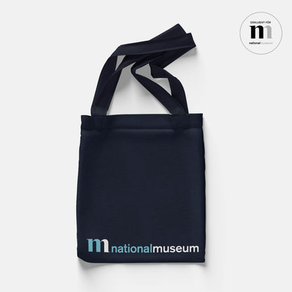 baksida av tygkasse i mörkblått med nationalmuseums logga i vitt och ljusblått