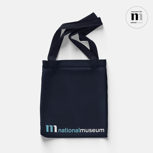 baksida av tygkasse i mörkblått med nationalmuseums logga i vitt och ljusblått