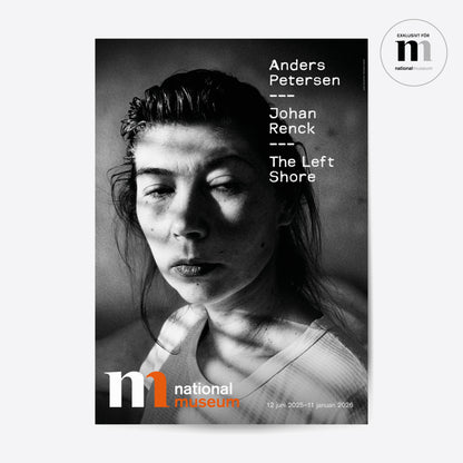 utställningsaffisch med svartvitt fotografi av Anders Petersen från utställningen the left shore på Nationalmuseum