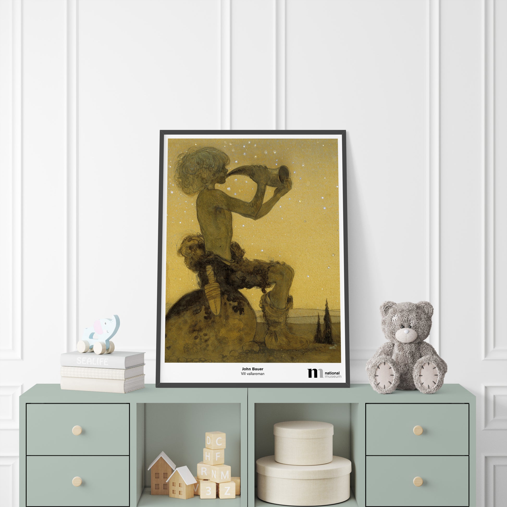 Poster med John Bauers Vill vallareman på en byrå i ett barnrum