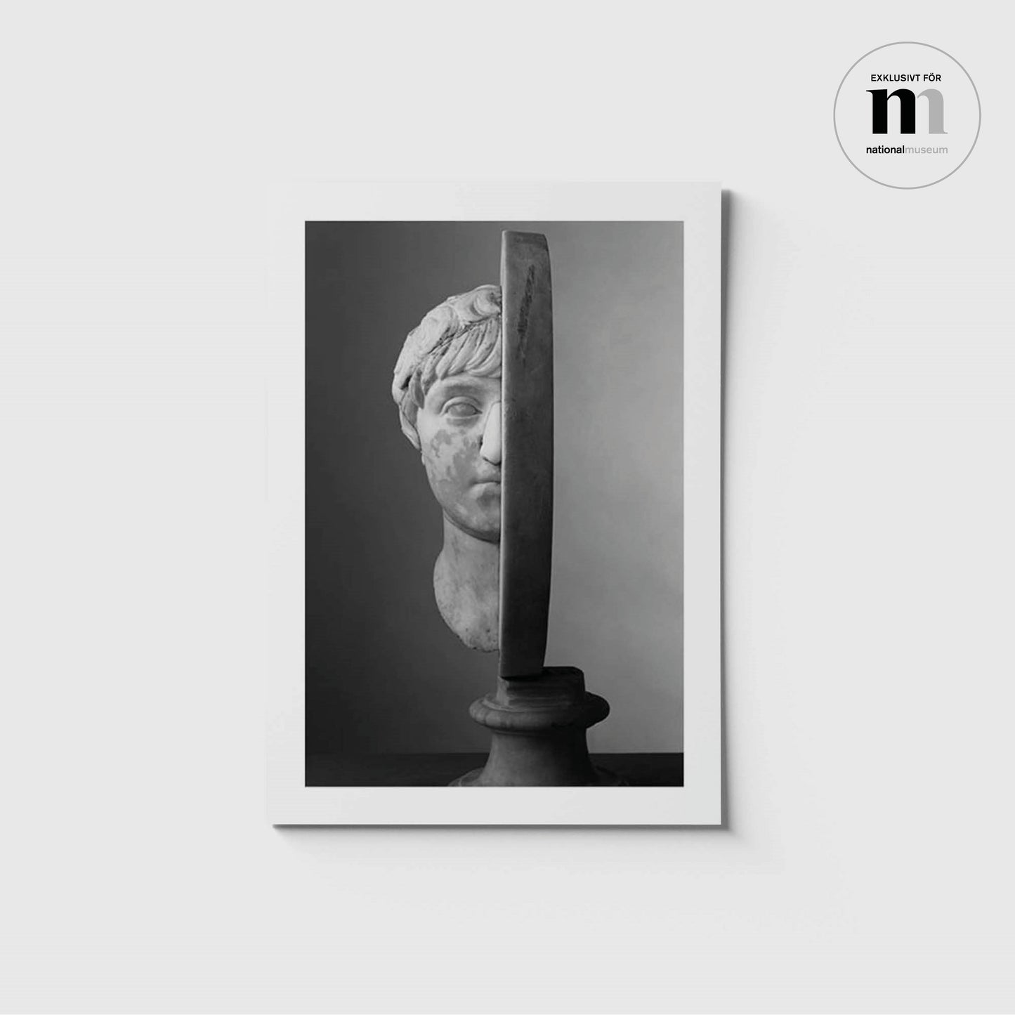 Vykort i A5 med svartvit skulptur från NAtionalmuseum