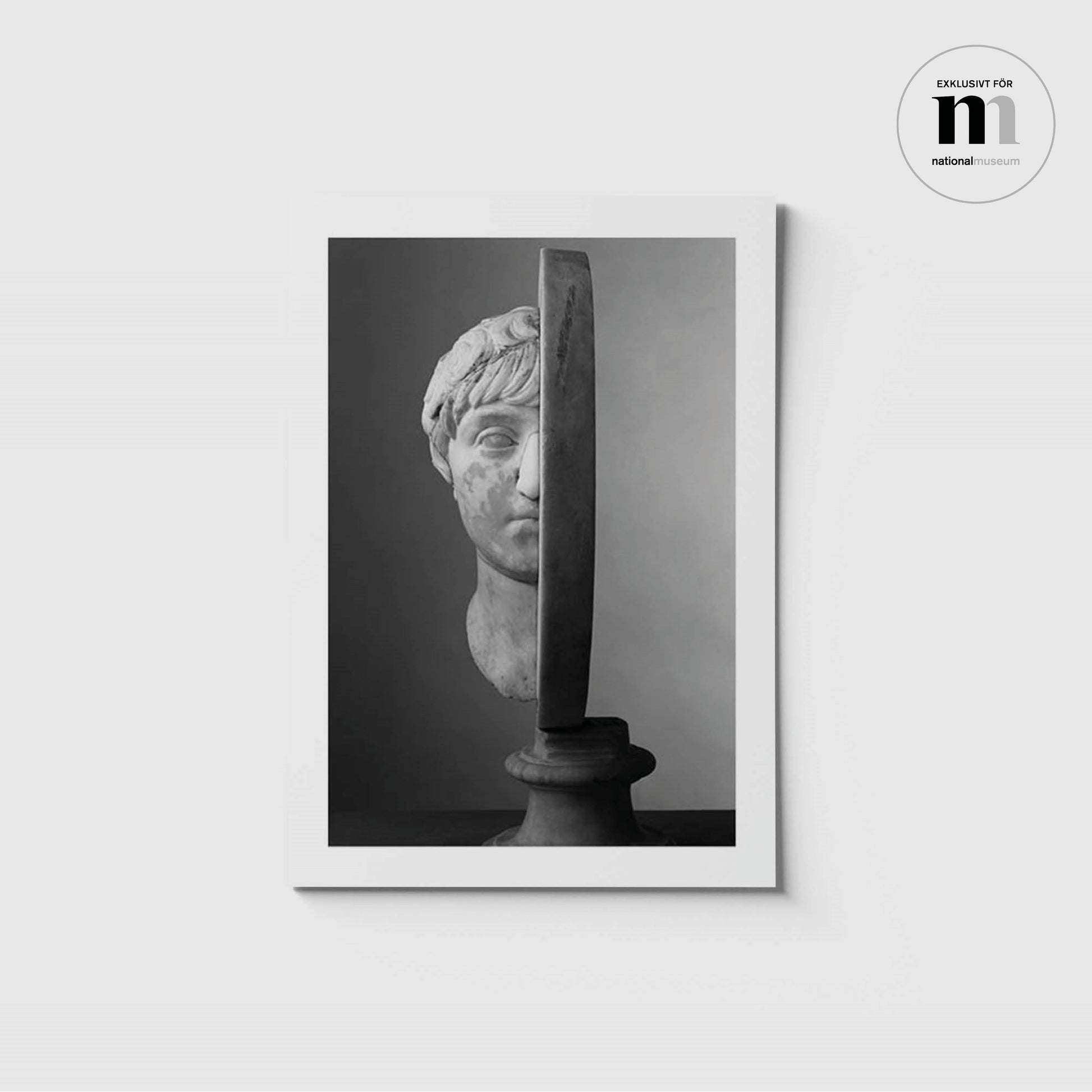 Vykort i A5 med svartvit skulptur från NAtionalmuseum