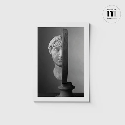 Vykort i A5 med svartvit skulptur från NAtionalmuseum