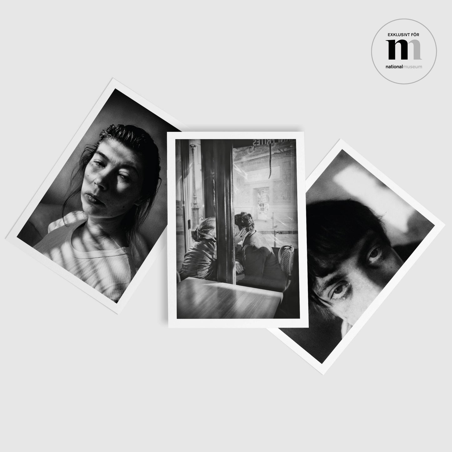 tre svartvita vykort med fotografier av Anders Petersen från utställningen the left shore på Nationalmuseum