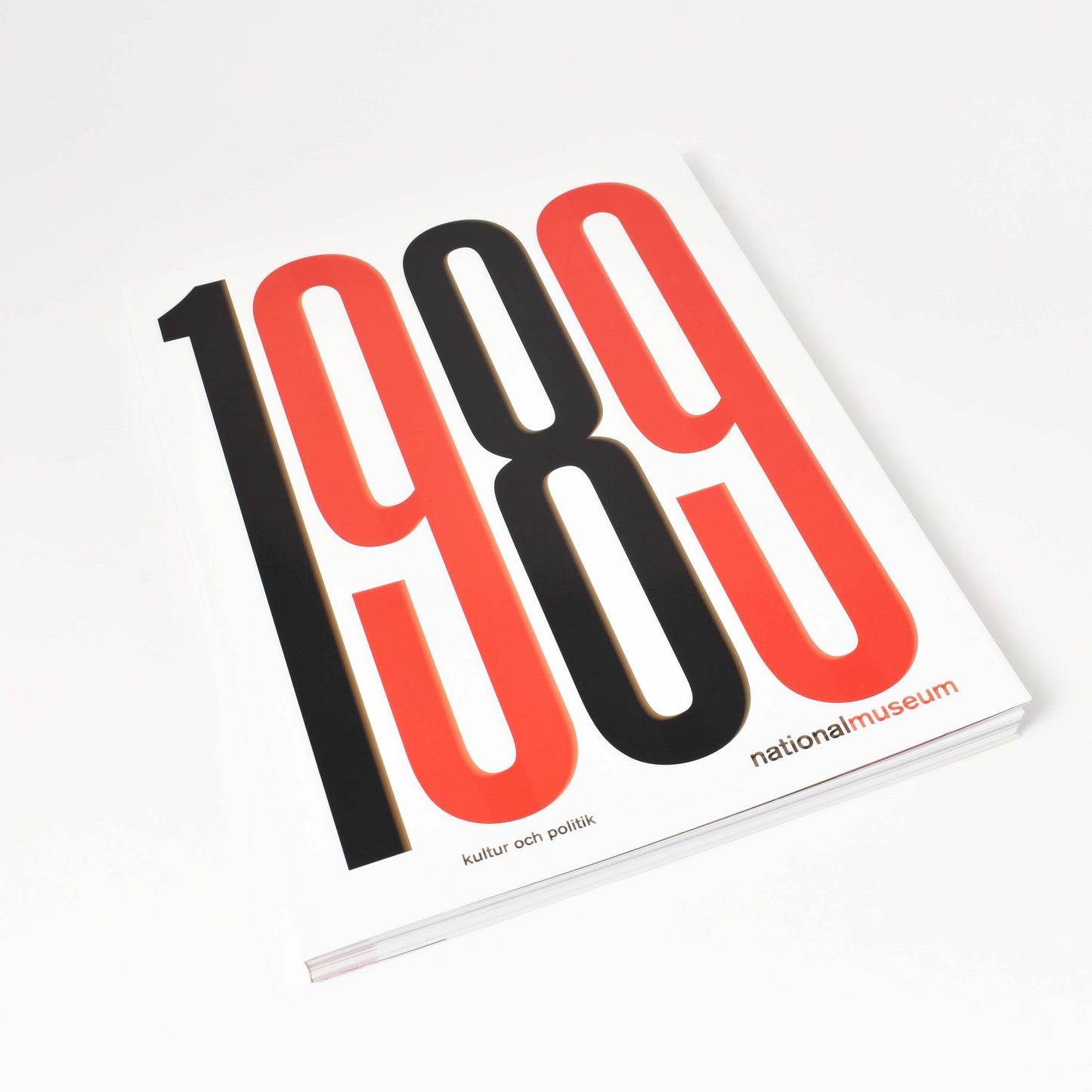 boken "1989" med text i rött och svart