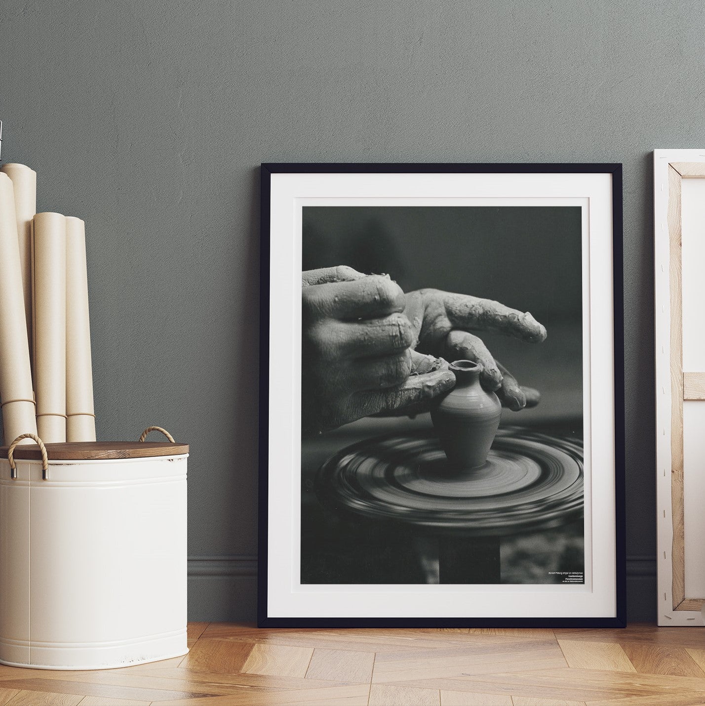 Liten poster med Bernt Fribergs händer som skulpterar en liten vas på Gustavsbergs Porslinsfabrik