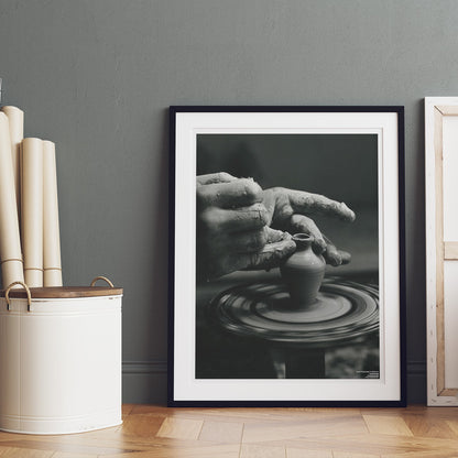 Liten poster med Bernt Fribergs händer som skulpterar en liten vas på Gustavsbergs Porslinsfabrik
