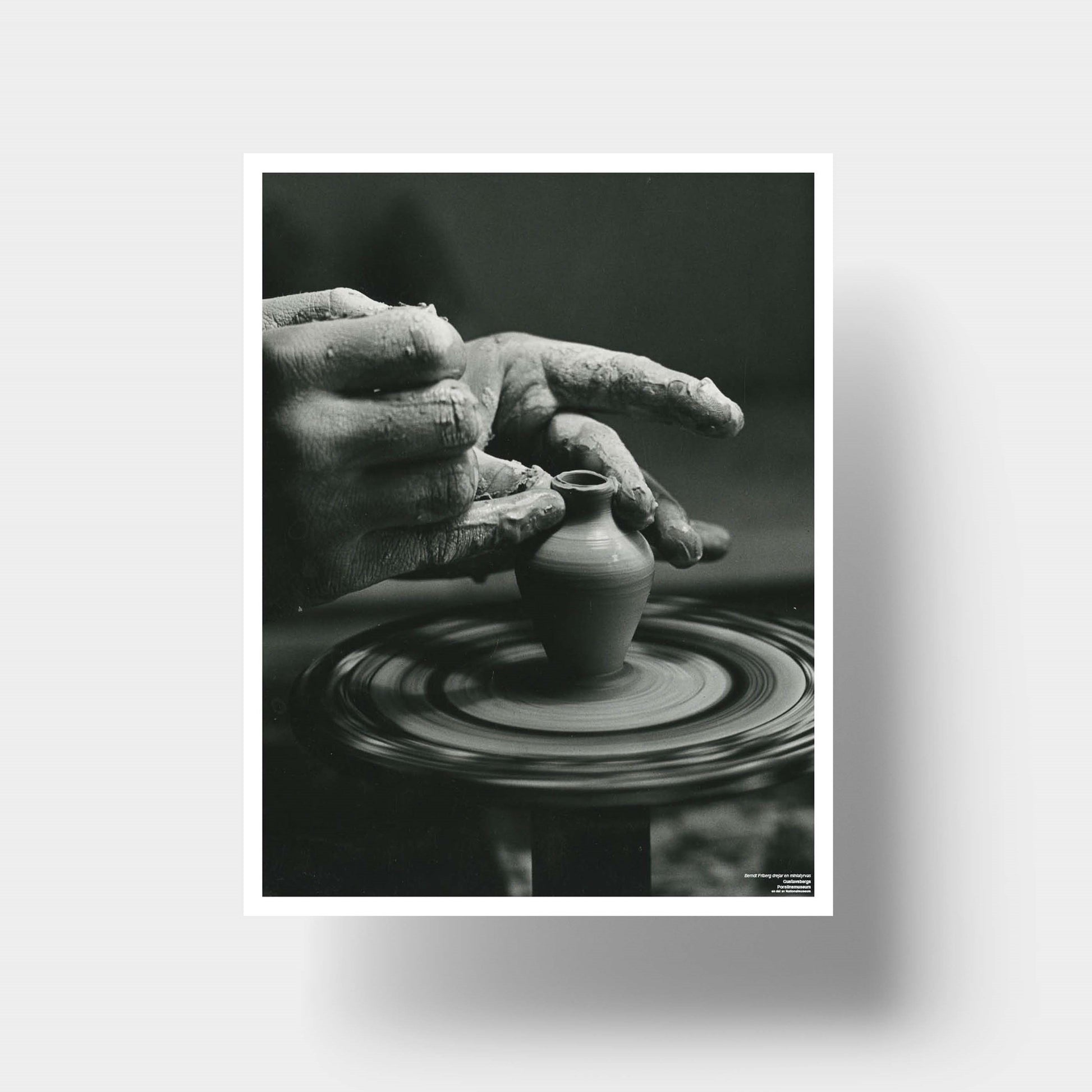 Svartvit Poster med fotografi där Berndt friberg drejar en minaityrvas