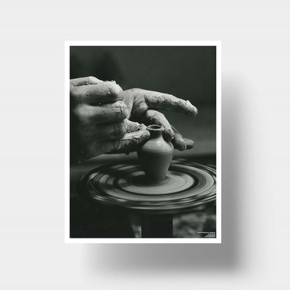 Svartvit Poster med fotografi där Berndt friberg drejar en minaityrvas