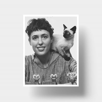 Svartvit poster med lisa larson och hennes katter