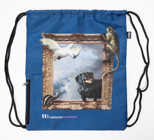 Mörkblå gympapåse med motiv av Djur på rymmen, designat av Sara al Adhami