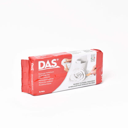 Vit modellera i röd förpackning