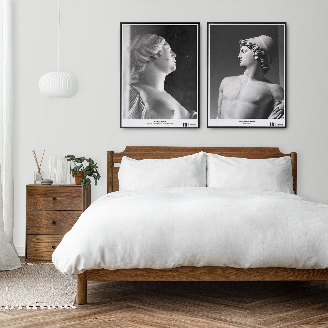 Svartvita posters över säng med urania och diomedes från Nationalmuseum