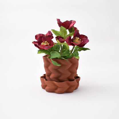 Krukan Kelty pot av Charlie stern och Matti Klenell med rräda blommor i