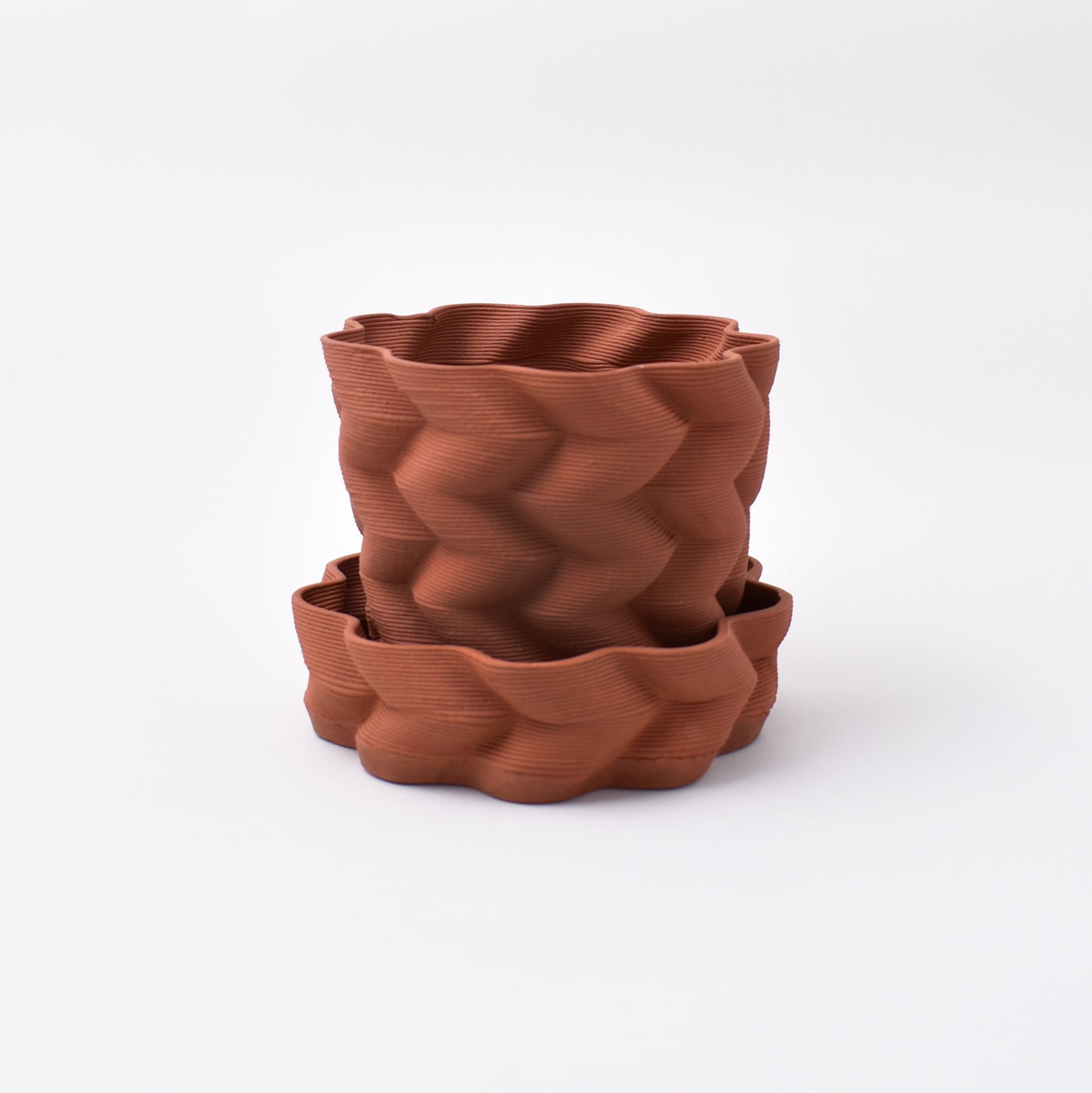 Krukan Kelty Pot från designkollektionen NM& i sitt matchande fat