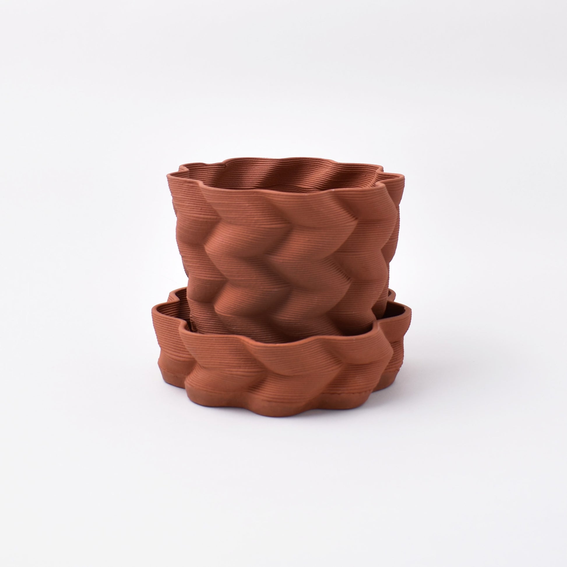 Krukan Kelty Pot från designkollektionen NM& i sitt matchande fat