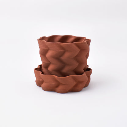 Krukan Kelty Pot från designkollektionen NM& i sitt matchande fat