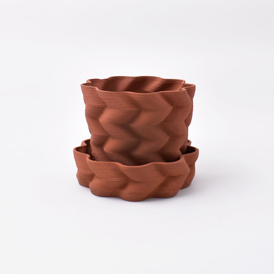 Krukan Kelty Pot från designkollektionen NM& i sitt matchande fat