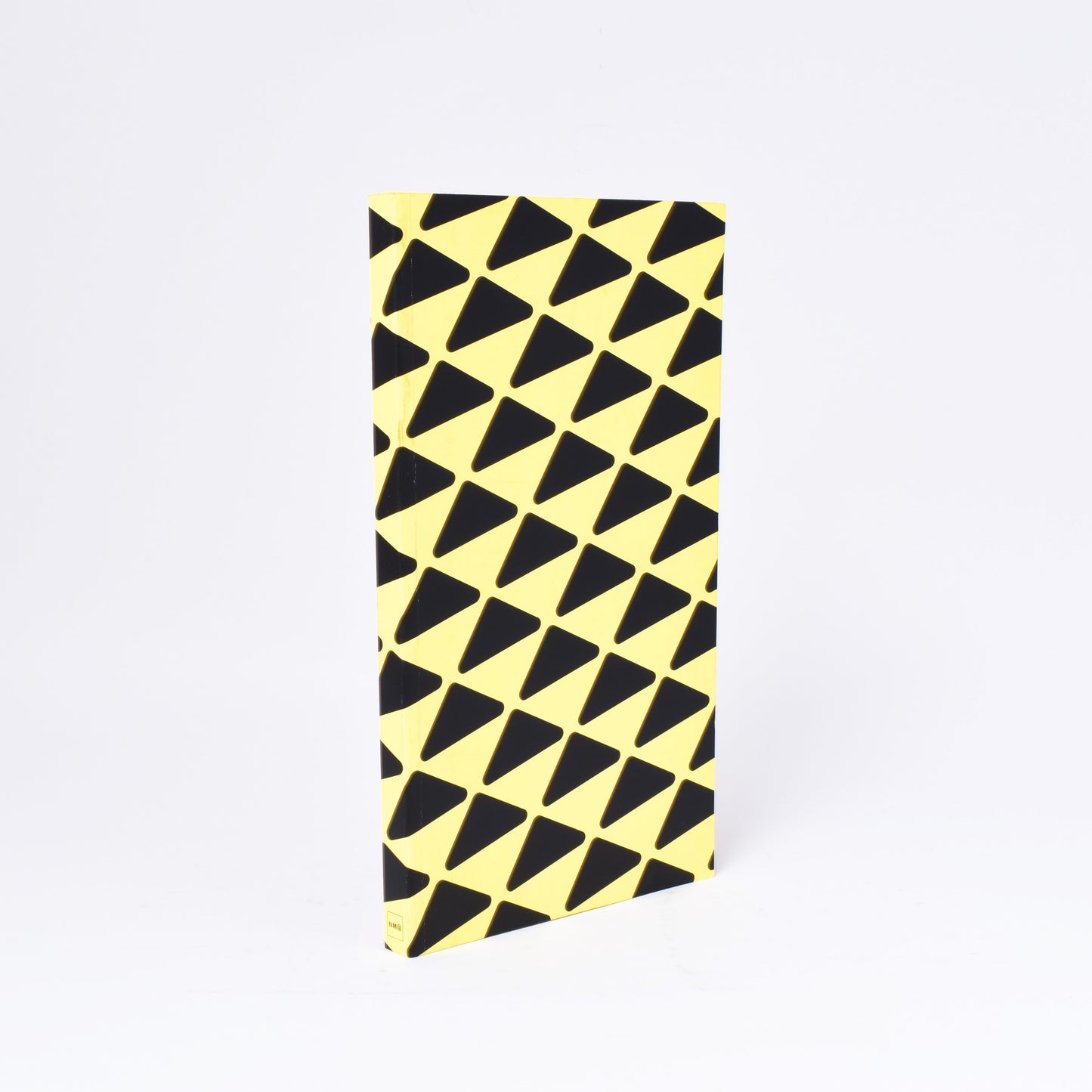 Framsida till boken nationalmuseum design med omslag i gult med svart mönster