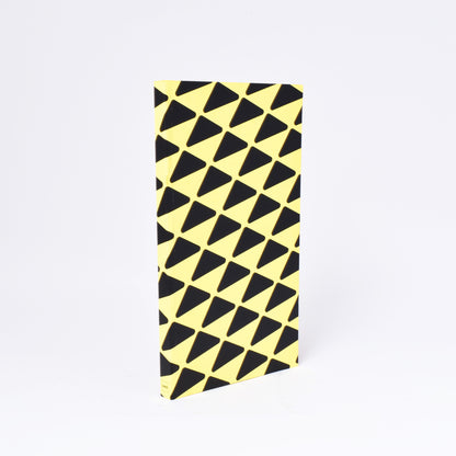 Framsida till boken nationalmuseum design med omslag i gult med svart mönster