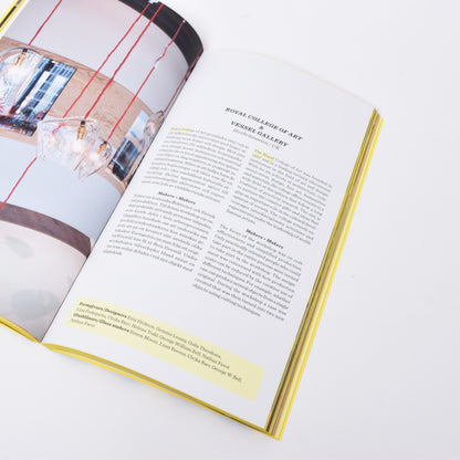 insida i årsboken nationalmuseum design med bild från en av utställningarna