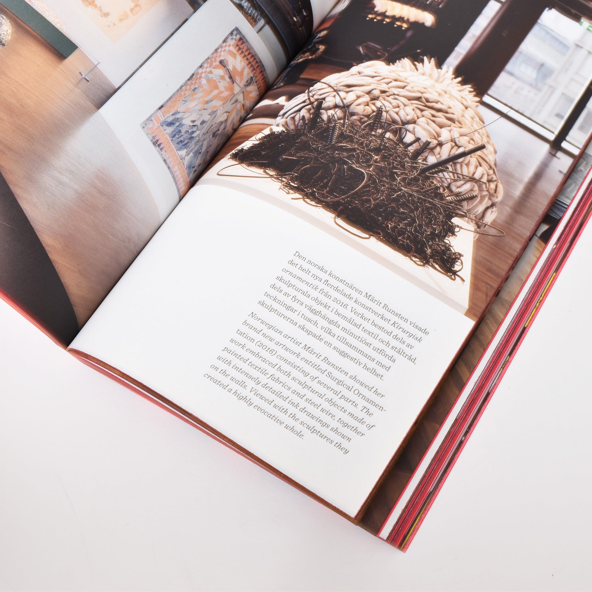 insida i årsboken nationalmuseum design 2016-2017 med bild från en av utställningarna