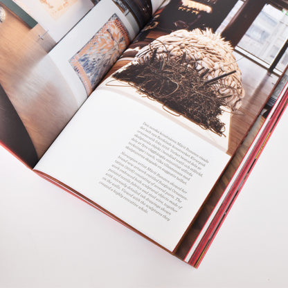 insida i årsboken nationalmuseum design 2016-2017 med bild från en av utställningarna