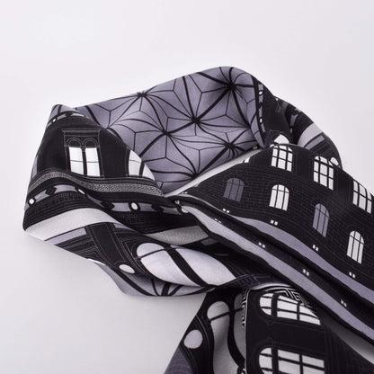 Svartvit sidensjal med motiv av Nationalmuseums vackra byggnad