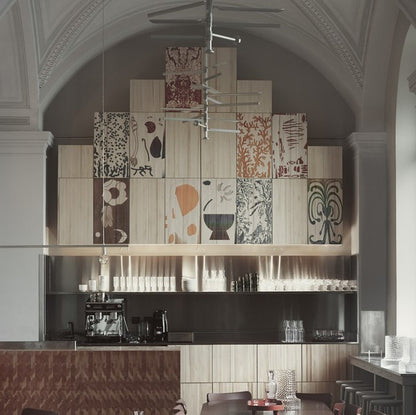 Skåpluckor i Nationalmuseums restaurang skapade av tryckstockar från tillverkningen av de grafiska bladen. Foto: Pia Uhlin