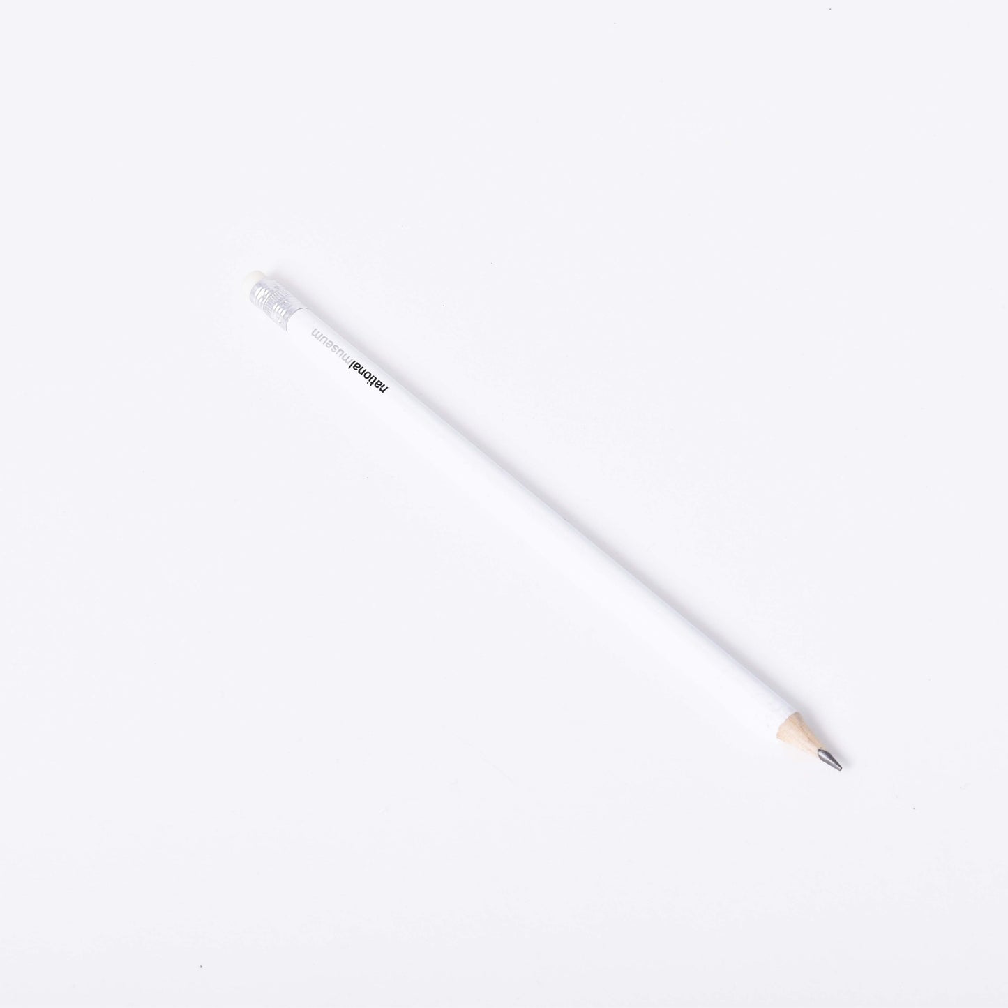 En vit blyertspenna med Nationalmuseums logga