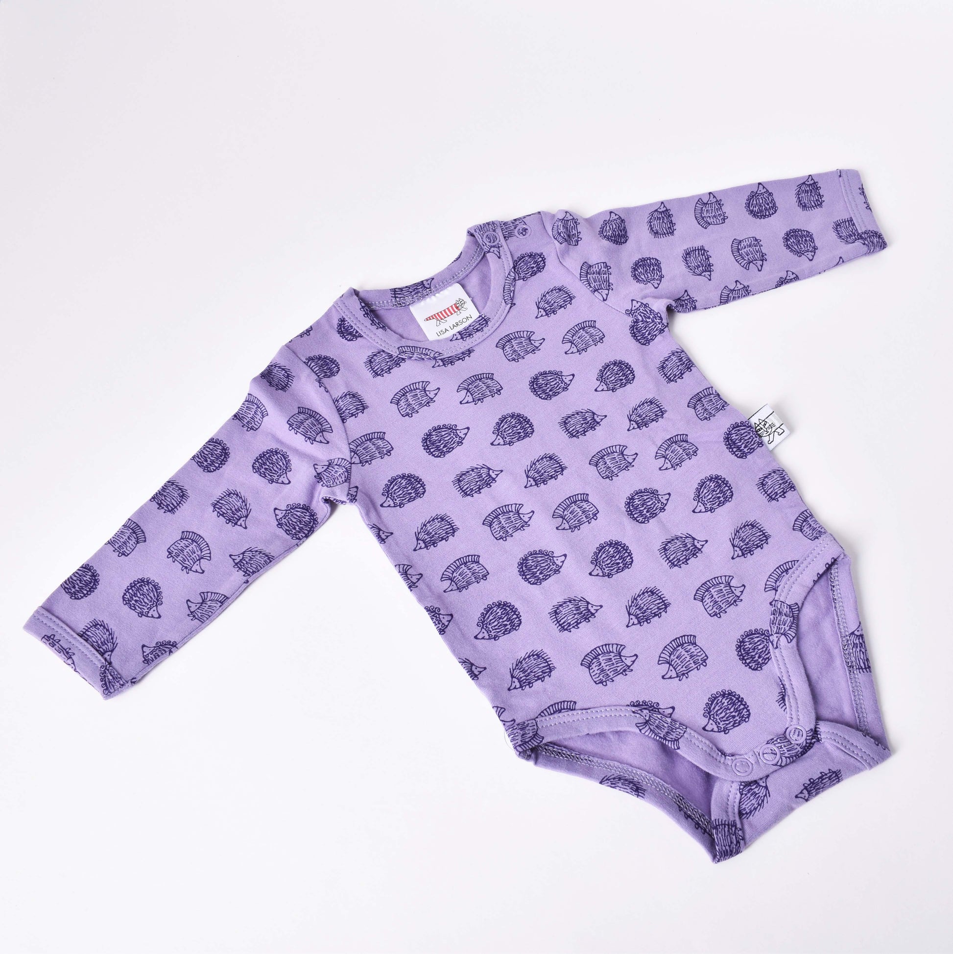 Lila body med motiv av små igelkottar i mönsterdesign av Lisa Larson