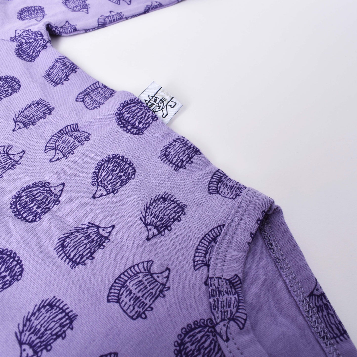 Lila body med motiv av små igelkottar i mönsterdesign av Lisa Larson