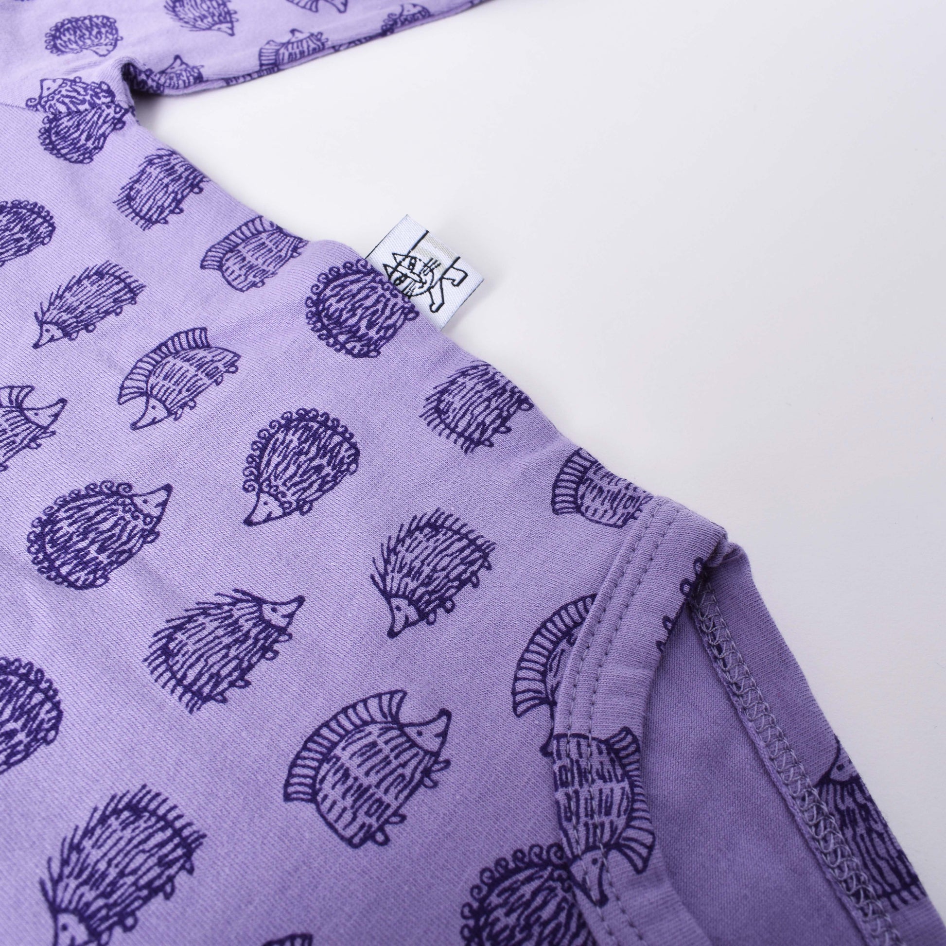 Lila body med motiv av små igelkottar i mönsterdesign av Lisa Larson