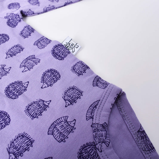 Lila body med motiv av små igelkottar i mönsterdesign av Lisa Larson