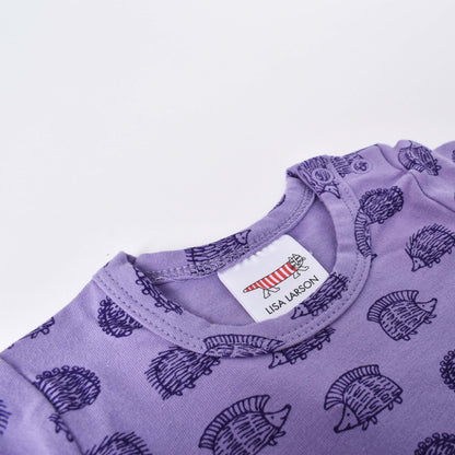 Lila body med motiv av små igelkottar i mönsterdesign av Lisa Larson