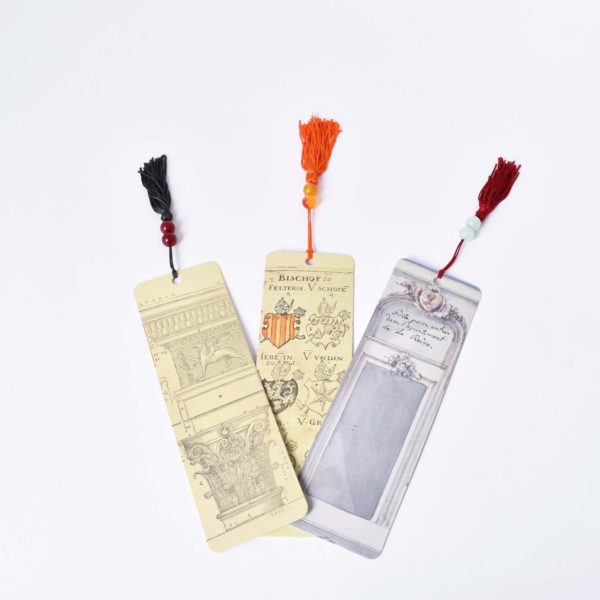 Tre bokmärken med tofsar och olika motiv