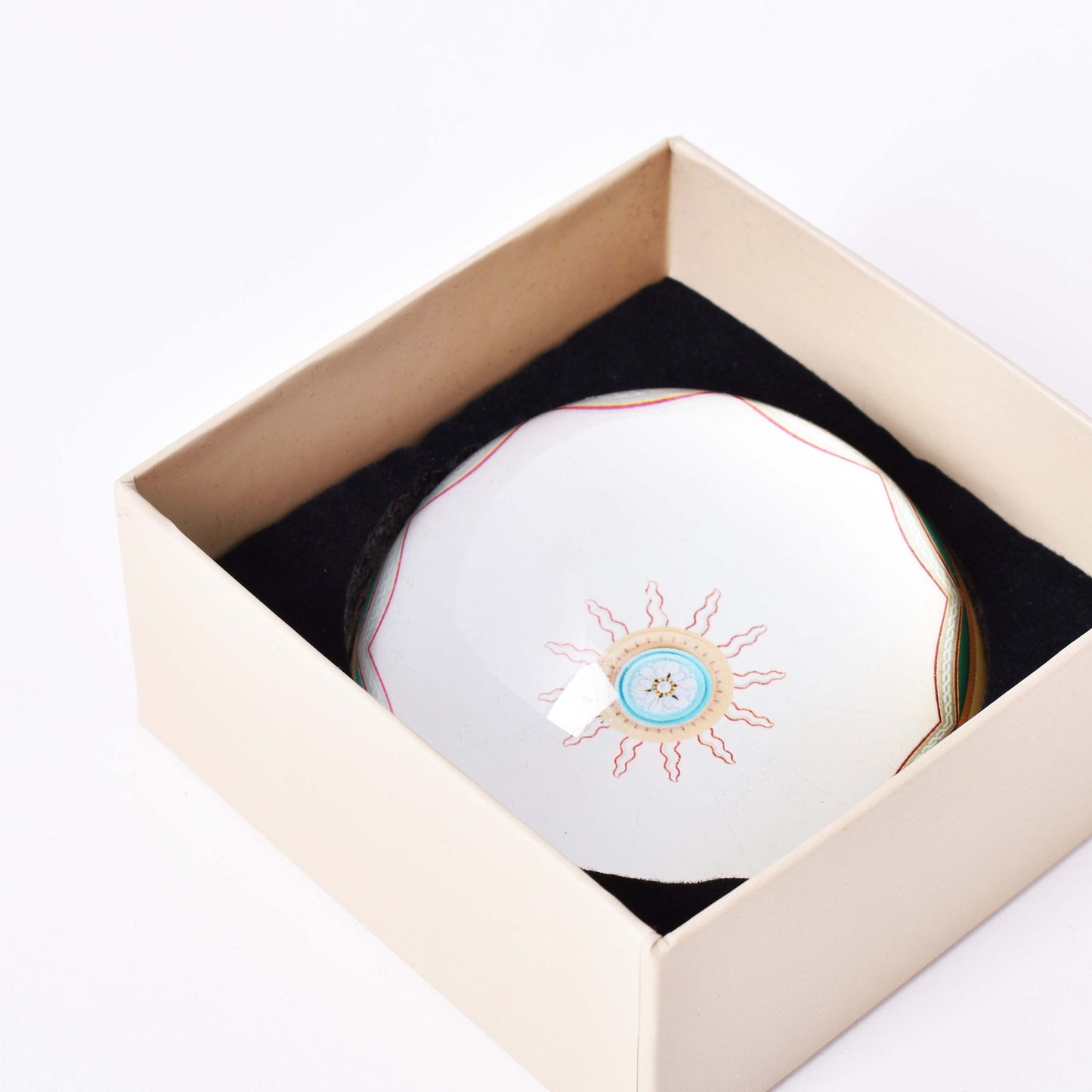 Brevpress i glas med motiv av takrosett i Överintendentens gamla kontor på Nationalmuseum i beige ask